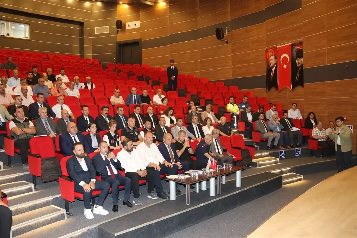 Vali Bakan, Muhtarlarla Toplantı Düzenledi