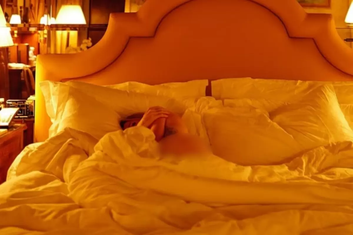 genc sevgilisi unlun sarkicinin yatakta cekilmis ciplak fotografini paylasti getOxmpV