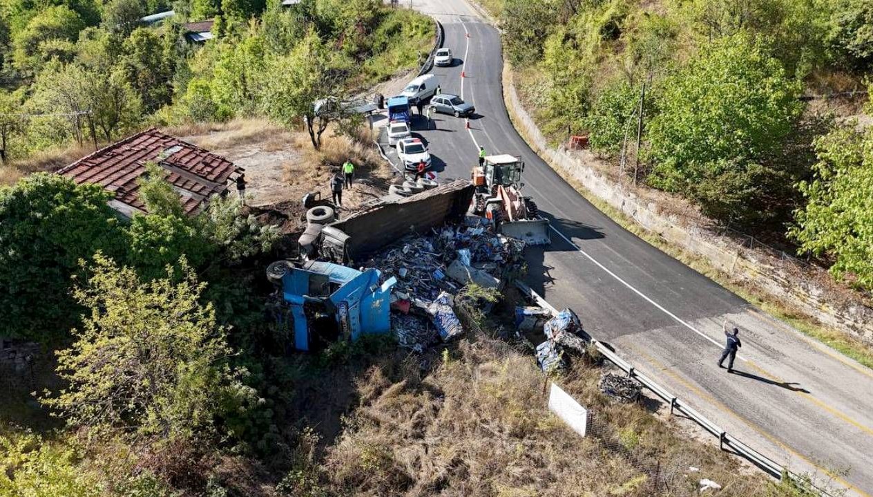 hurda yuklu tir devrildi surucu yaralandi vjv61byp