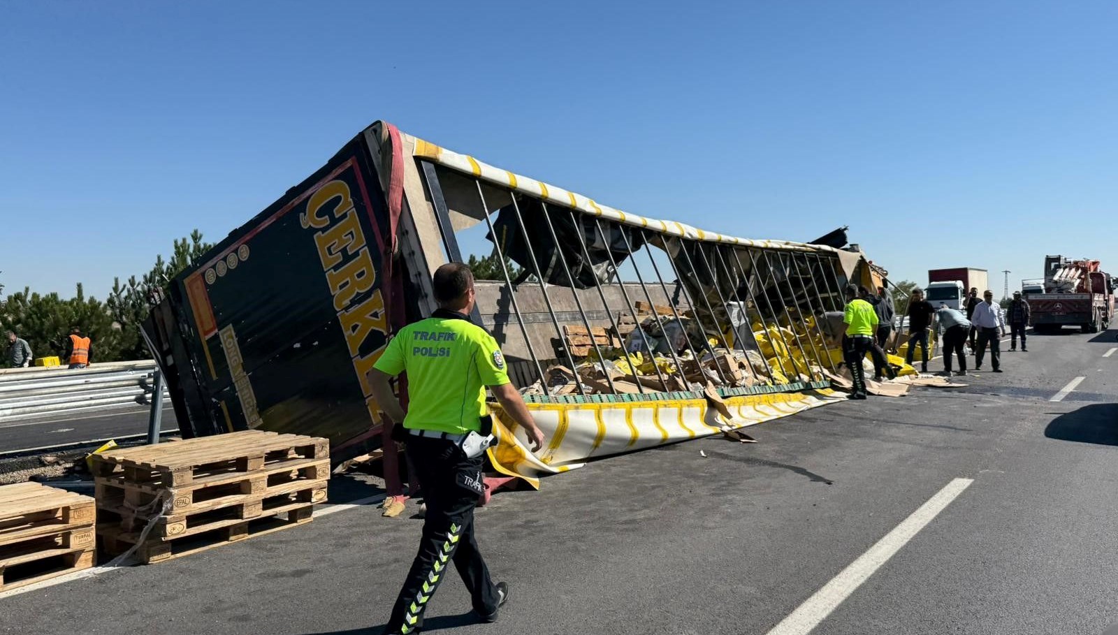 kontrolden cikan sivi yag yuklutir devrildi BTPyO5ff