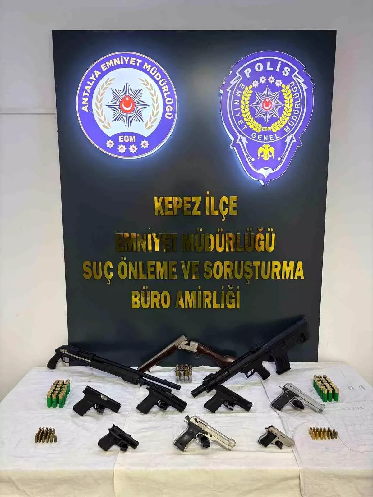 antalyada huzur operasyonu 7 ruhsatsiz tabanca ve muhimmat ele gecirildi iSOlrVCy.jpg