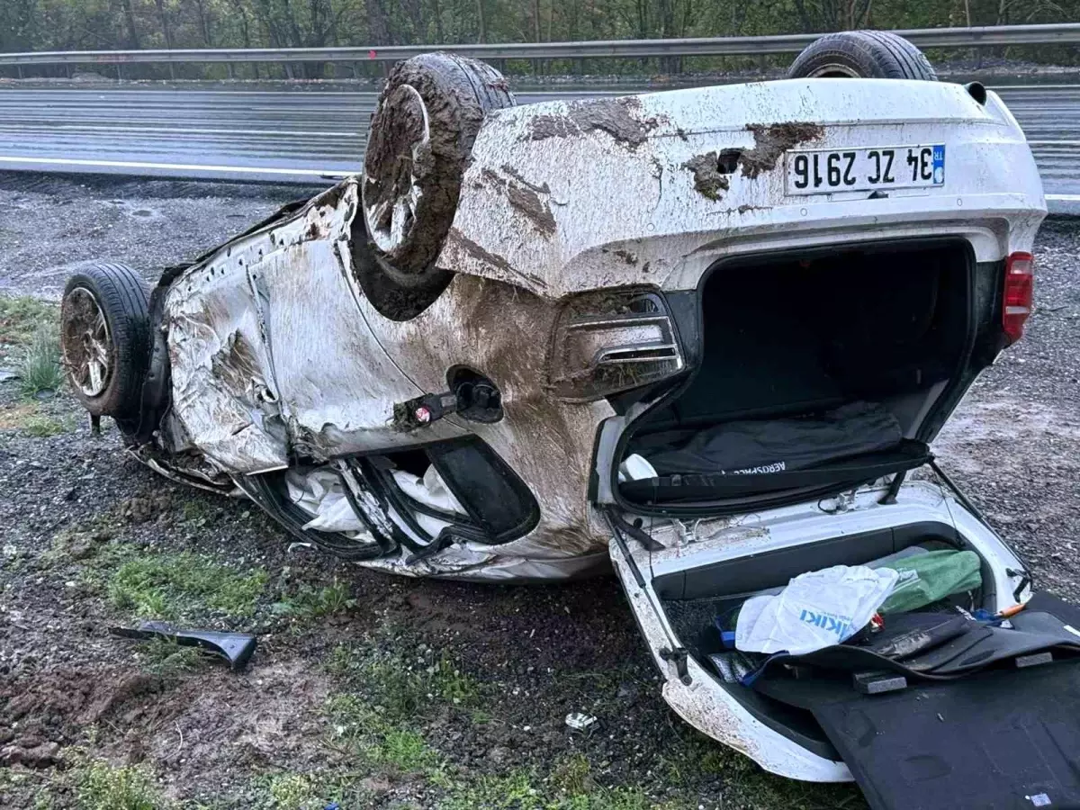 sakaryada otoyolda takla atan otomobilin surucusu yaralandi 9FOOM3FT.jpg