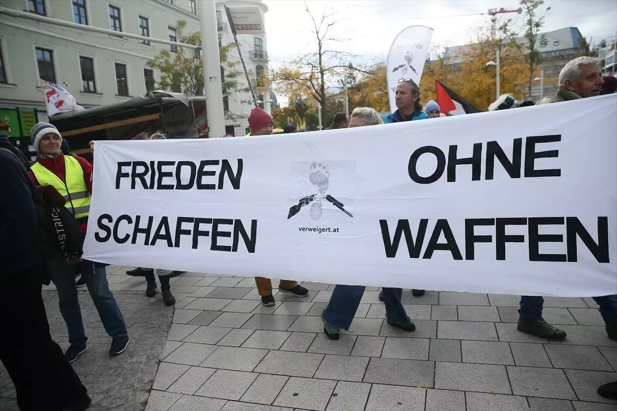 viyanada baris ve tarafsizlik gosterisi TyfI7fxh.jpg