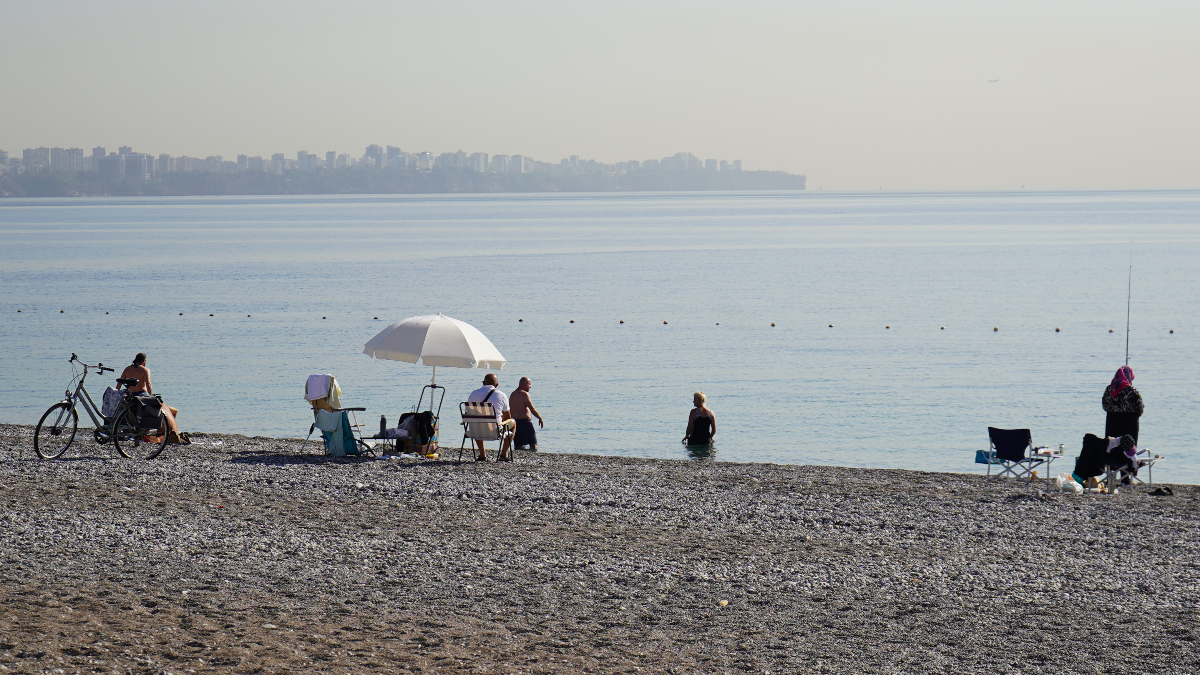 konyaalti sahilinde kasim ayinda deniz keyfi t2U9A3f1.jpg