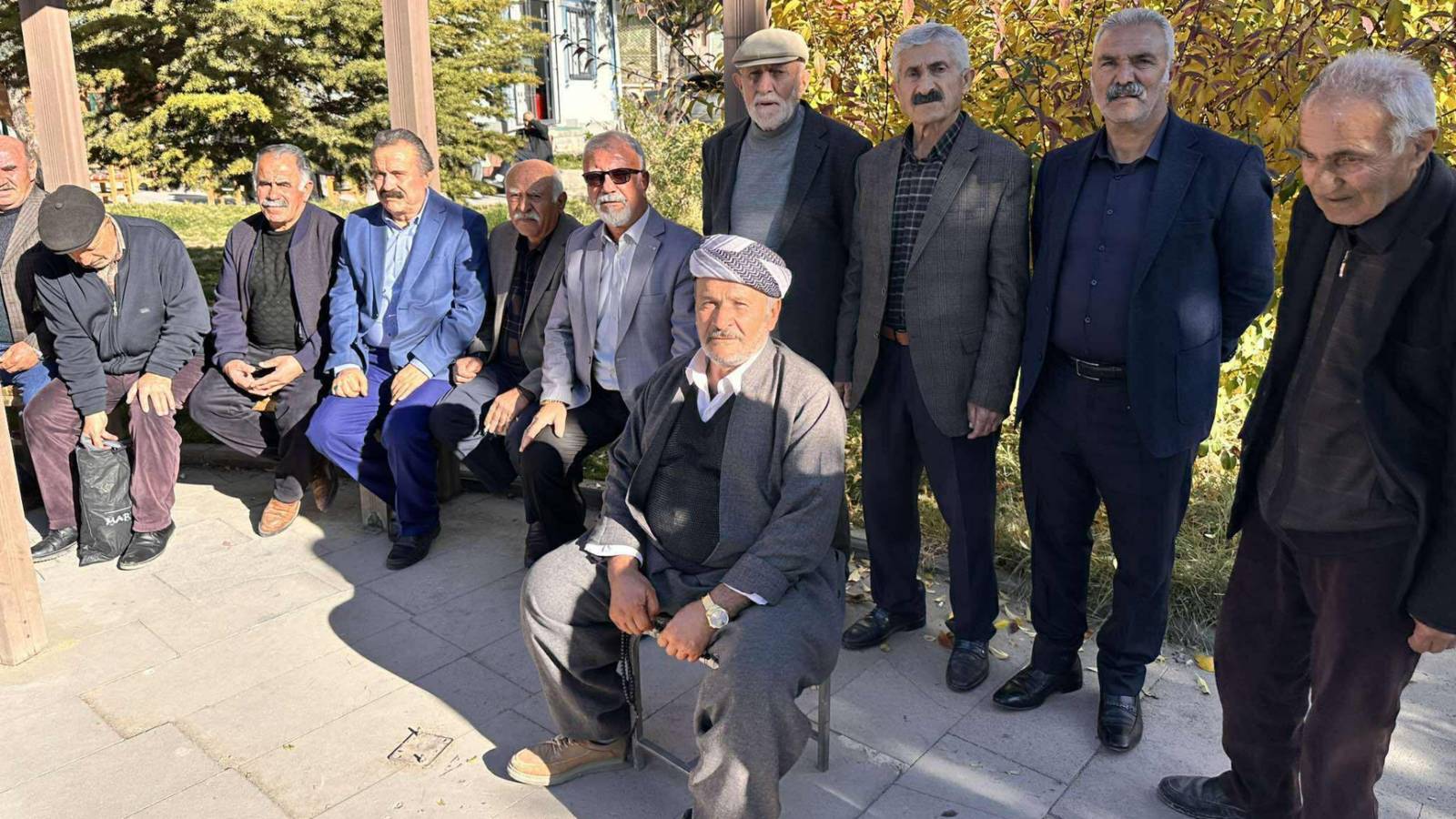 vanli emekliler olume terk ettiler mezarimizi kazip bizi gommeye bile tenezzul etmiyorlar eHywL6qa.png