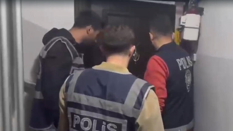 izmirde-firari-hukumlunun-saklandigi-yer-pes-dedirtti-439m96uj