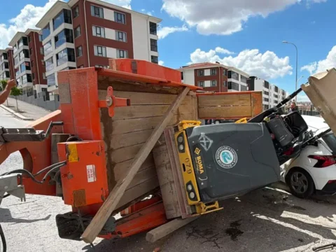 27 tonluk silindir yuklu romork surucu kursu aracina carpti 2 yarali EO1S4GBD